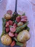 Salteado de papas vainicas y salchichas