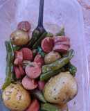 Salteado de papas vainicas y salchichas