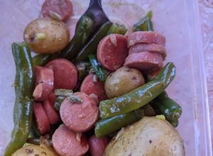 Una foto de Salteado de papas vainicas y salchichas