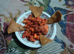 Una foto de Ensalada de soya texturizada, zanahoria cruda, cebolla y bbq