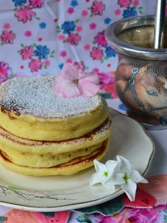 Una foto de Hotcakes de naranja rellenos con dulce de leche🤤