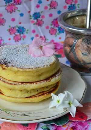 Una foto de Hotcakes de naranja rellenos con dulce de leche🤤