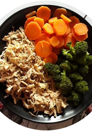 Una foto de Pollo con orégano y vegetales