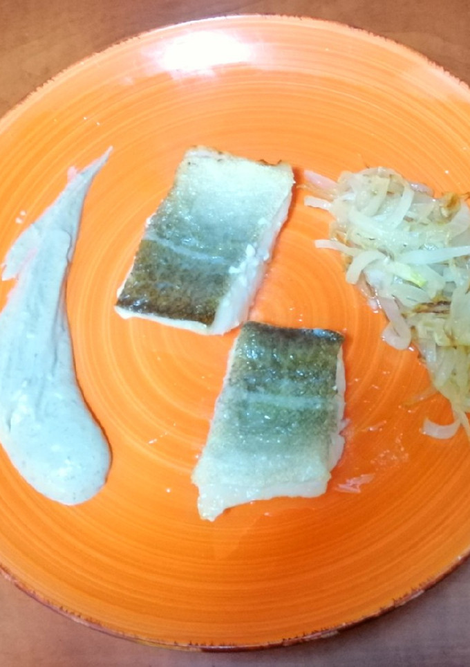 Una foto de Medallones de bacalao con alioli de aguacate