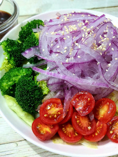 紫洋蔥鮮蔬和風沙拉(五辛素) 的食譜成品照片