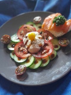 Une photo de Tomate mozarela avec sa tartine de saumon