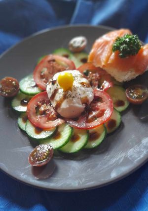 Une photo de Tomate mozarela avec sa tartine de saumon