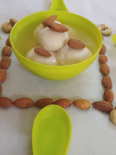 सफेद रसगुल्ला (Rasgulla Recipe In Hindi) रेसिपी मुख्य फोटो
