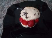 Une photo de desserts aux prunes