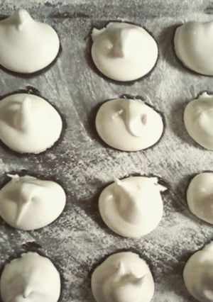 Una foto de Merenguitos merengues al horno uruguay