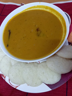 A picture of Idli Sambar.