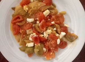 Foto di Indivia belga con cipolla, pomodorini, olive verdi e feta