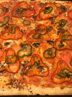 Una foto de Pizza 🍕 cuadrada con vegetales crudos🌱