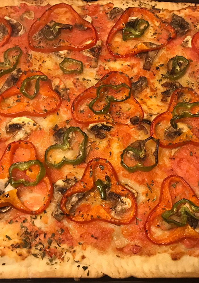 Una foto de Pizza 🍕 cuadrada con vegetales crudos🌱