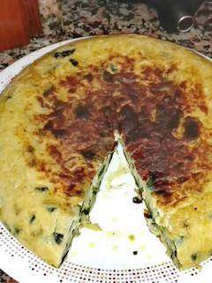 Una foto de Tortilla de calabacín y cebolla