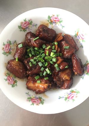 Hình của món Sườn rim coca.