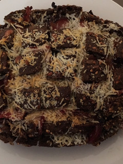 Una foto de Pan erizo carne, parmesan y salsa barbacoa