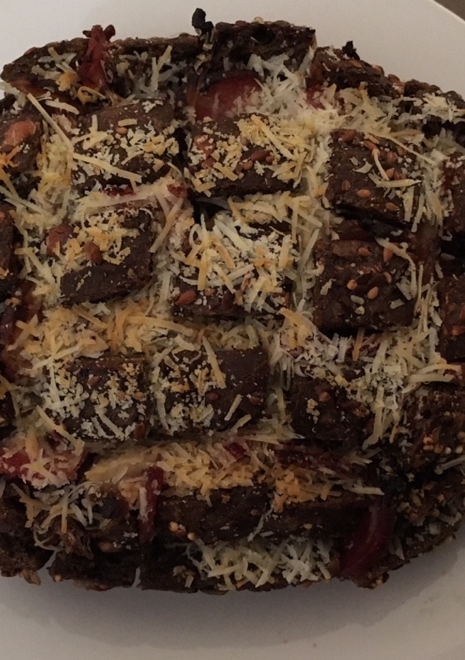Una foto de Pan erizo carne, parmesan y salsa barbacoa