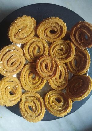 ઘઉંના લોટની ચકરી (Wheat flour chakri Recipe In Gujarati) રેસીપી મુખ્ય ફોટો