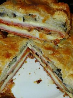Una foto de Pastel de berenjena y jamón york y queso