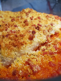 Una foto de Merluza con costra al ajo y arroz a la cúrcuma al horno