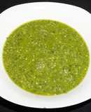 Pesto con ajo frito y semillas de sésamo tostadas