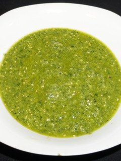 Una foto de Pesto con ajo frito y semillas de sésamo tostadas