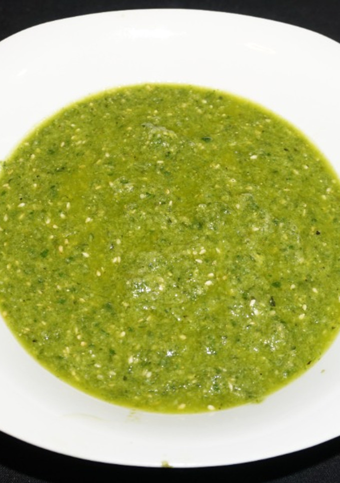 Una foto de Pesto con ajo frito y semillas de sésamo tostadas