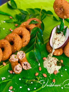 ફરાળી મેંદુ વડા વિથ ફરાળી ચટણી(farali menduvada recipe in Gujarati) રેસીપી મુખ્ય ફોટો