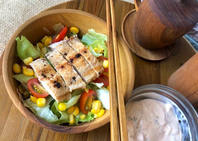 CAESAR SALAD W/ GRILLED BREAST CHICKEN🥗