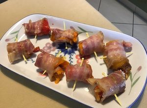 Une photo de Roulés apéro poivrons grillés,pancetta corse et parmesan
