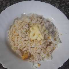 Una foto de Arroz salteado con pollo y huevo duro