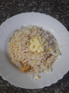 Una foto de Arroz salteado con pollo y huevo duro
