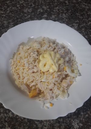 Una foto de Arroz salteado con pollo y huevo duro