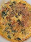 Tortilla de acelgas con guarnición de despensa y presentada con plato combinado