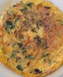 Tortilla de acelgas con guarnición de despensa y presentada con plato combinado