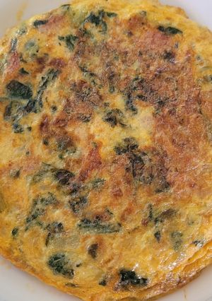Una foto de Tortilla de acelgas con guarnición de despensa y presentada con plato combinado