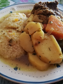 Una foto de Tajín de pollo con verduras y cuscús