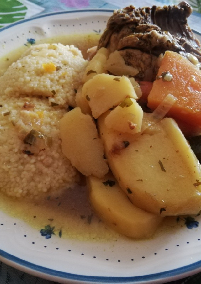 Una foto de Tajín de pollo con verduras y cuscús