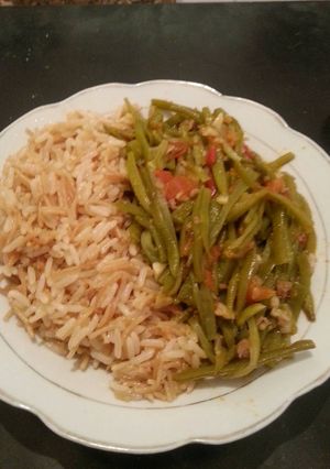 صورة لوصفة لوبيا خضراء مع لحمة و رز بالشعيرية
