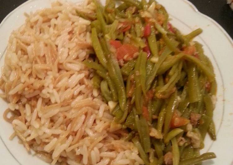 لوبيا خضراء مع لحمة و رز بالشعيرية
