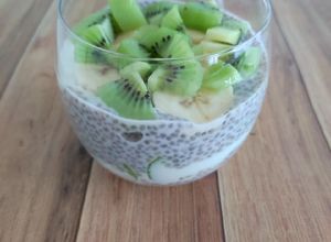 Une photo de Pudding de chia, yaourt végétal et fruits frais #healthy