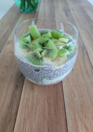 Une photo de Pudding de chia, yaourt végétal et fruits frais #healthy