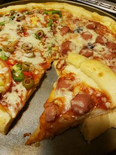 صورة لوصفة بيتزا محشيه بالاطراف طعمها بيشهي🍕