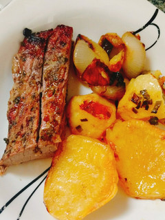 Una foto de 🔥Tapa de asado🔥 al horno con papas y cebollas asadas