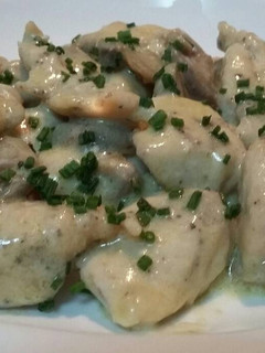 Una foto de Pollo a la crema de brandy y champiñones glaseados