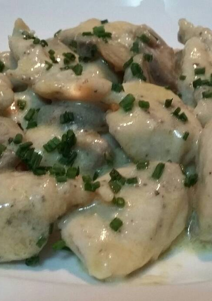Una foto de Pollo a la crema de brandy y champiñones glaseados