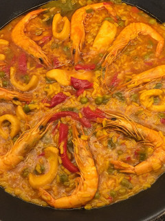 Una foto de Arroz con calamares y gambas