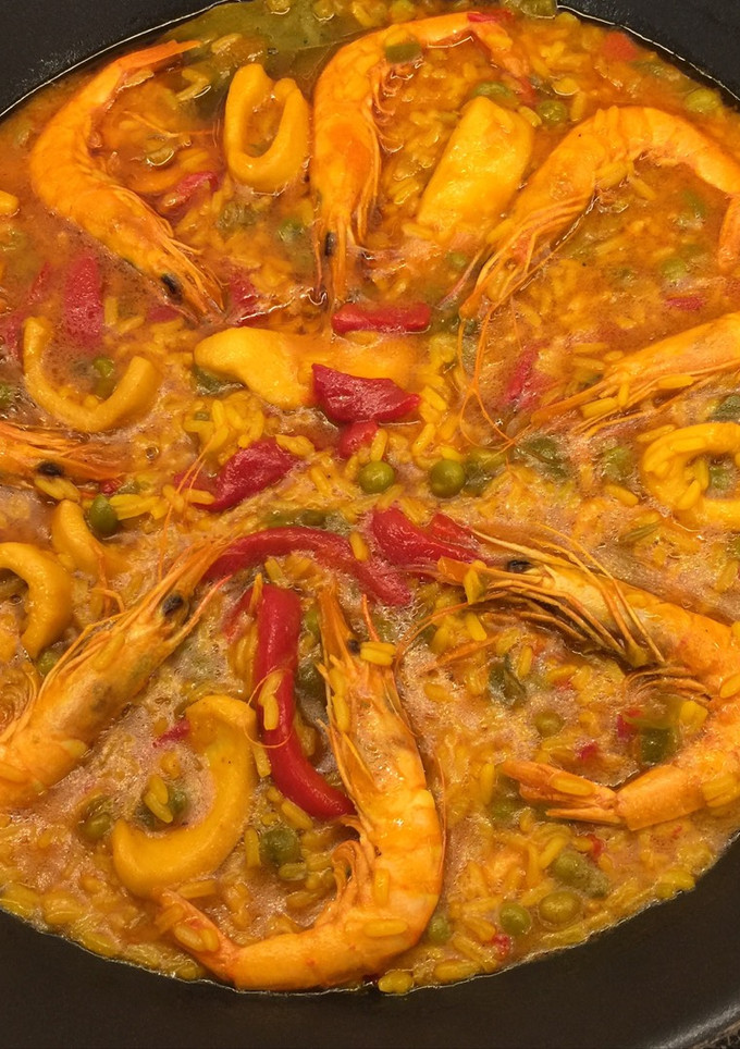 Una foto de Arroz con calamares y gambas