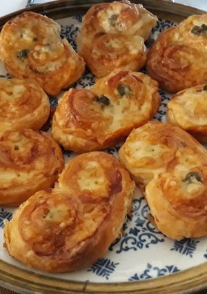 Una foto de Palmeritas de hojaldre con salmón y queso